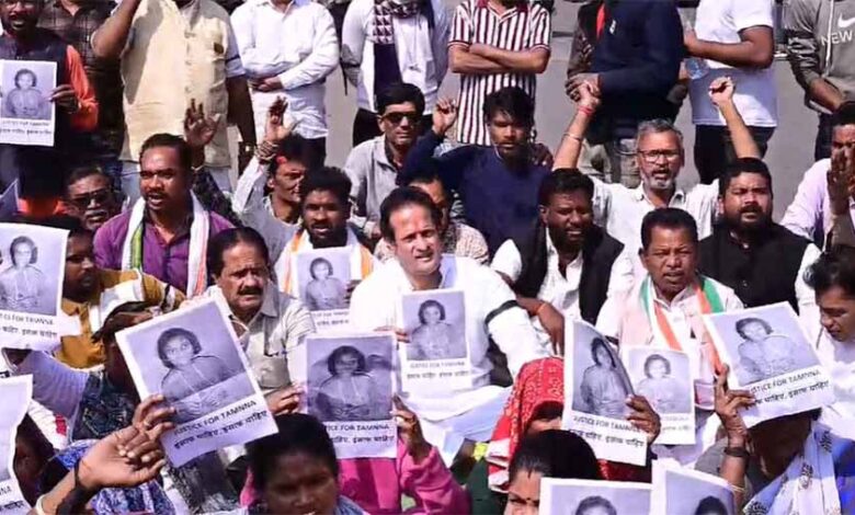 कांग्रेस ने युवती की हत्या पर किया विरोध-प्रदर्शन, लगा रहे हैं इंसाफ की गुहार कांग्रेस ने युवती की हत्या पर किया विरोध-प्रदर्शन, लगा रहे हैं इंसाफ की गुहार