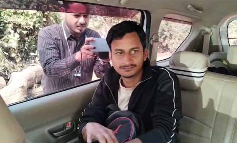 मुंबई पुलिस के अधिकारी सैफ पर हमले के संदेही को छोड़कर लौटी वापस मुंबई पुलिस के अधिकारी सैफ पर हमले के संदेही को छोड़कर लौटी वापस