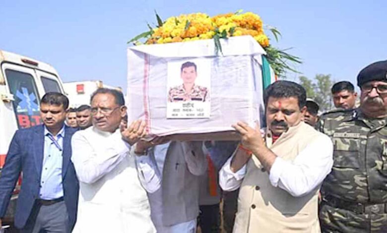आईईडी विस्फोट में बलिदान हुए जवानों को सीएम साय और गृहमंत्री शर्मा ने दिया कंधा आईईडी विस्फोट में बलिदान हुए जवानों को सीएम साय और गृहमंत्री शर्मा ने दिया कंधा
