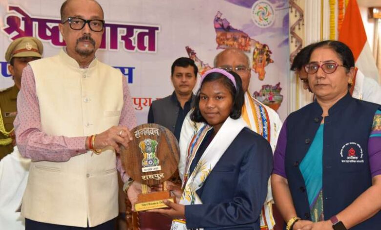 राज्यपाल डेका ने राष्ट्रीय बाल पुरूस्कार से सम्मानित बालिका का किया सम्मान राज्यपाल डेका ने राष्ट्रीय बाल पुरूस्कार से सम्मानित बालिका का किया सम्मान