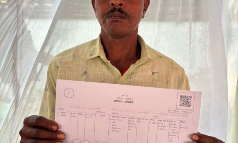 स्वामित्व कार्ड पाकर भूमि मालिकों के चेहरे खिले स्वामित्व कार्ड पाकर भूमि मालिकों के चेहरे खिले