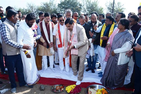 मुख्यमंत्री डॉ. यादव ने कपिला गौ-शाला में गौ-माता मंदिर सेवा स्थल का किया भूमि-पूजन मुख्यमंत्री डॉ. यादव ने कपिला गौ-शाला में गौ-माता मंदिर सेवा स्थल का किया भूमि-पूजन