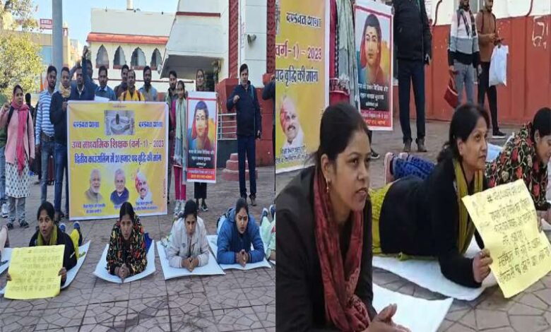 पद वृद्धि की मांग को लेकर प्रतीक्षारत अध्यापकों ने उज्जैन में निकाली दंडवत यात्रा, रामघाट पर किया जल सत्याग्रह पद वृद्धि की मांग को लेकर प्रतीक्षारत अध्यापकों ने उज्जैन में निकाली दंडवत यात्रा, रामघाट पर किया जल सत्याग्रह