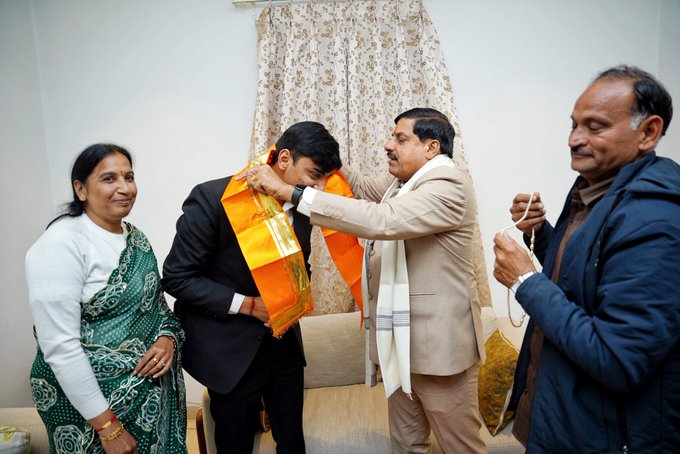 मुख्यमंत्री डॉ. यादव ने अक्षत औरा को दी बधाई मुख्यमंत्री डॉ. यादव ने अक्षत औरा को दी बधाई