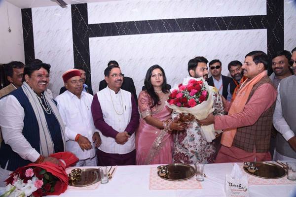 मुख्यमंत्री डॉ. यादव कर्नाटक के राज्यपाल डॉ. थावरचंद गेहलोत के सुपोत्र के वैवाहिक समारोह में शामिल हुए, नव दंपत्ति को दिया आशीर्वाद मुख्यमंत्री डॉ. यादव कर्नाटक के राज्यपाल डॉ. थावरचंद गेहलोत के सुपोत्र के वैवाहिक समारोह में शामिल हुए, नव दंपत्ति को दिया आशीर्वाद