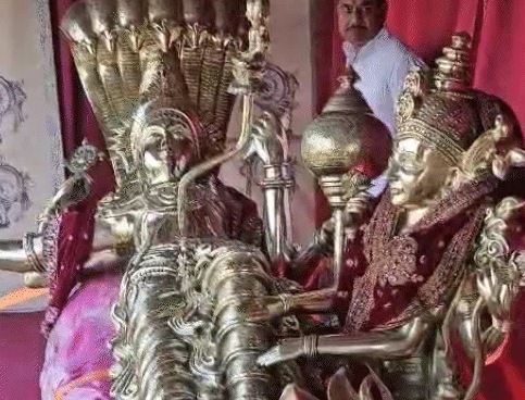 24 करोड़ की ये मूर्ति बन रही है श्रद्धा का केंद्र; बनने में लगे 4 साल! जानिए इसकी अद्भुत विशेषताएं… 24 करोड़ की ये मूर्ति बन रही है श्रद्धा का केंद्र; बनने में लगे 4 साल! जानिए इसकी अद्भुत विशेषताएं…