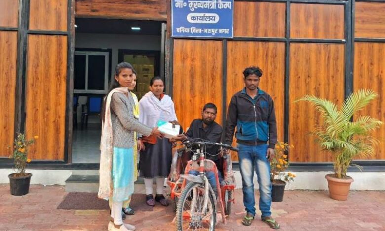 मुख्यमंत्री कैंप कार्यालय में कालीचरण को मिली बैटरी चलित ट्राई साइकिल मुख्यमंत्री कैंप कार्यालय में कालीचरण को मिली बैटरी चलित ट्राई साइकिल