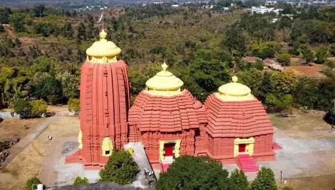 चिरमिरी के जगन्नाथ मंदिर का अद्वितीय डिज़ाइन और सुंदर वास्तुकला श्रद्धालुओं को करती है विशेष रूप से आकर्षित चिरमिरी के जगन्नाथ मंदिर का अद्वितीय डिज़ाइन और सुंदर वास्तुकला श्रद्धालुओं को करती है विशेष रूप से आकर्षित