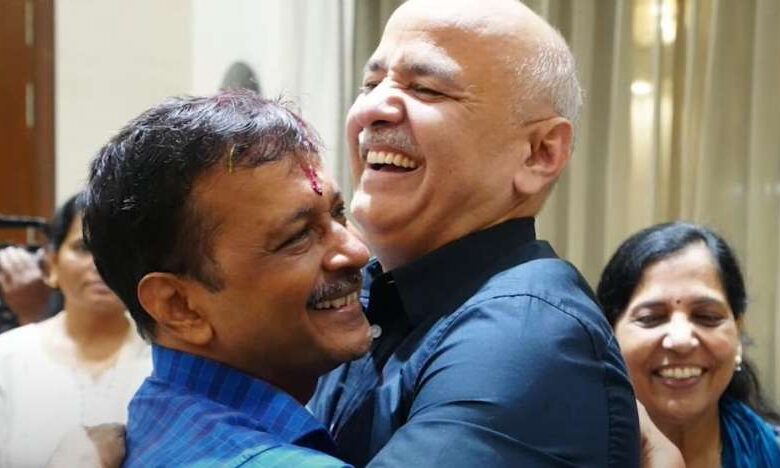 दिल्ली विधानसभा चुनाव से पहले AAP की मुश्किलें बढ़ी, केजरीवाल और सिसोदिया पर चलेगा केस