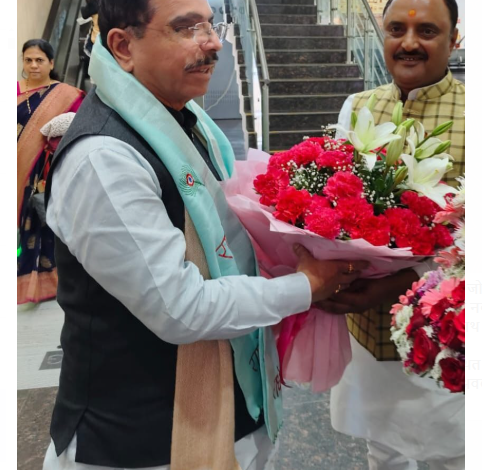 कैबिनेट के नवीन एवं नवकरणीय ऊर्जा मंत्री प्रहलाद जोशी एक दिवसीय प्रवास पर मध्य प्रदेश आए कैबिनेट के नवीन एवं नवकरणीय ऊर्जा मंत्री प्रहलाद जोशी एक दिवसीय प्रवास पर मध्य प्रदेश आए