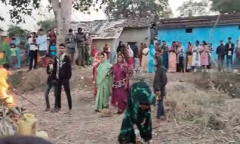 छत्तीसगढ़-कोरबा में अवैध शराब निर्माण स्थल पर महिलाओं ने बोला धावा, महुआ शराब बेचने वालों के खिलाफ खोला मोर्चा छत्तीसगढ़-कोरबा में अवैध शराब निर्माण स्थल पर महिलाओं ने बोला धावा, महुआ शराब बेचने वालों के खिलाफ खोला मोर्चा