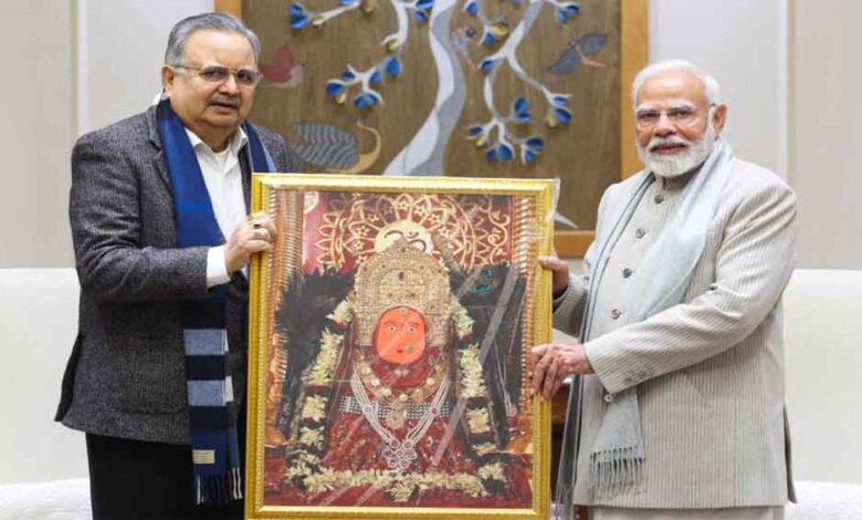 छत्तीसगढ़-विस अध्यक्ष डॉ रमन सिंह मिले PM मोदी से, मां बमलेश्वरी का छायाचित्र भेंटकर दिया न्योता छत्तीसगढ़-विस अध्यक्ष डॉ रमन सिंह मिले PM मोदी से, मां बमलेश्वरी का छायाचित्र भेंटकर दिया न्योता