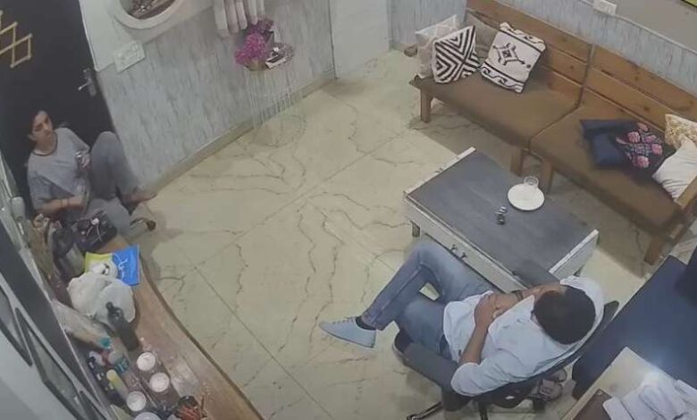 CCTV में कैद हुई पुनीत और मनिका की विवादास्पद बातचीत, फुटेज में आई सच्चाई…….. CCTV में कैद हुई पुनीत और मनिका की विवादास्पद बातचीत, फुटेज में आई सच्चाई……..