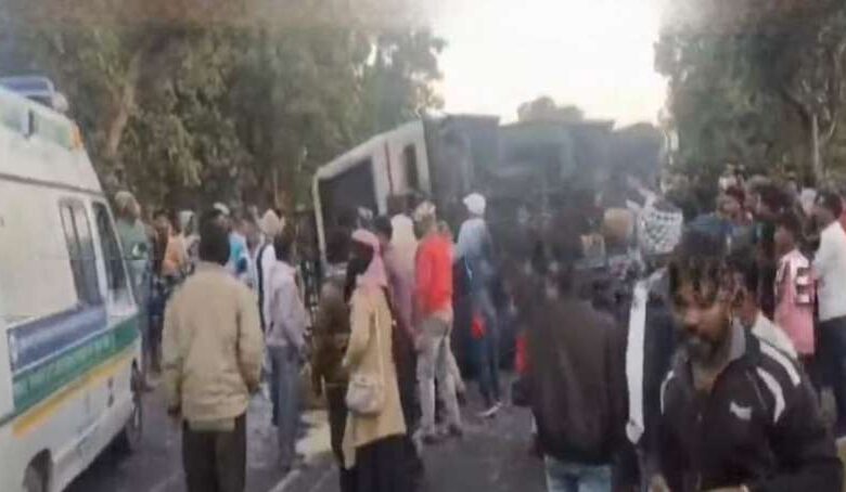 झारखंड के हजारीबाग में सड़क हादसे में 3 लोगों की मौत, 10 घायल झारखंड के हजारीबाग में सड़क हादसे में 3 लोगों की मौत, 10 घायल