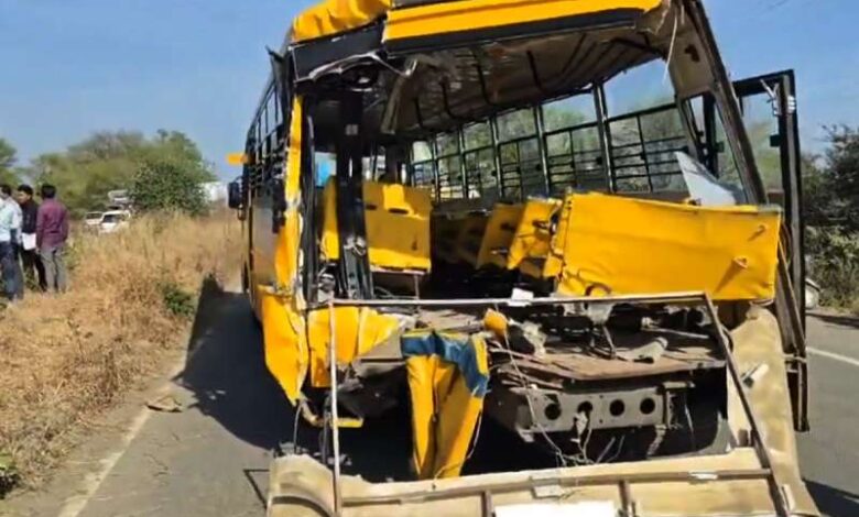 भोपाल में भीषण हादसा, ट्रक ने मारी कॉलेज बस को टक्कर, एक छात्र की मौत, अन्य घायल भोपाल में भीषण हादसा, ट्रक ने मारी कॉलेज बस को टक्कर, एक छात्र की मौत, अन्य घायल
