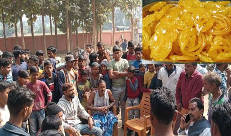 बांका में गणतंत्र दिवस के मौके पर बच्चों को जिलेबी नहीं मिलने पर ग्रामीणों ने हेडमास्टर को बनाया बंधक बांका में गणतंत्र दिवस के मौके पर बच्चों को जिलेबी नहीं मिलने पर ग्रामीणों ने हेडमास्टर को बनाया बंधक