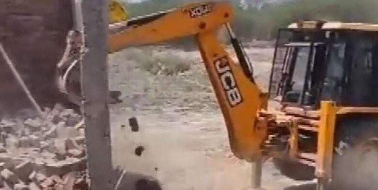 मनरेगा के काम में भ्रष्टाचार, तालाब खोदने में मशीनों का इस्तेमाल मनरेगा के काम में भ्रष्टाचार, तालाब खोदने में मशीनों का इस्तेमाल