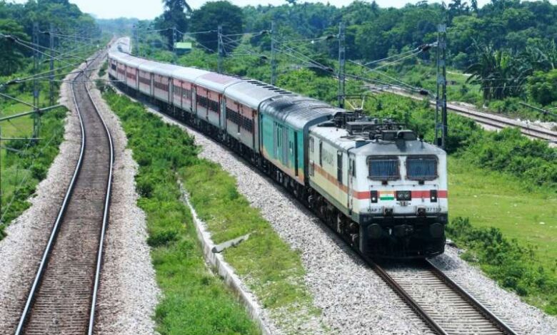 भारतीय रेलवे की चीन सीमा तक 100 KMH रफ्तार वाली ट्रेन, पहाड़ी ट्रैक पर तेजी से काम जारी भारतीय रेलवे की चीन सीमा तक 100 KMH रफ्तार वाली ट्रेन, पहाड़ी ट्रैक पर तेजी से काम जारी