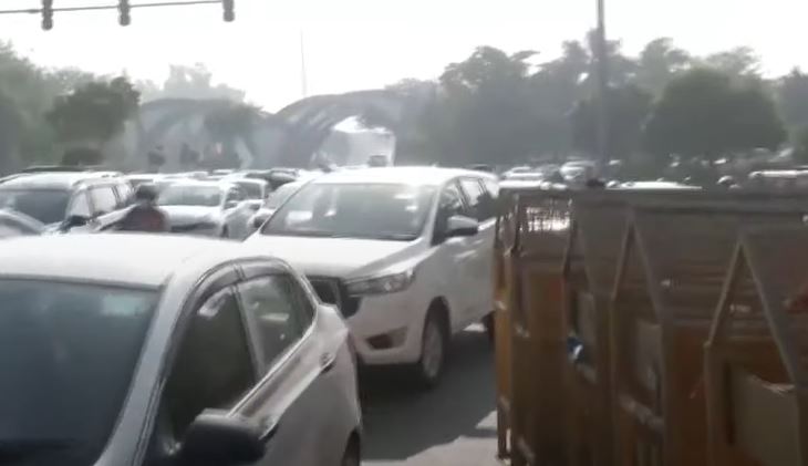 दिल्ली में गणतंत्र दिवस समारोह के दौरान वाहन चालकों के लिए ट्रैफिक एडवाइजरी जारी दिल्ली में गणतंत्र दिवस समारोह के दौरान वाहन चालकों के लिए ट्रैफिक एडवाइजरी जारी