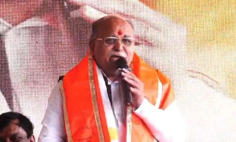 ‘चार बच्चे पैदा करो’ एक लाख रुपये का इनाम पाओ, मंत्री जी के बयान से मची राजनीतिक हल ‘चार बच्चे पैदा करो’ एक लाख रुपये का इनाम पाओ, मंत्री जी के बयान से मची राजनीतिक हल