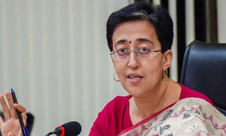 आतिशी ने अपना उपनाम बदलकर सिंह रख लिया, आप-कांग्रेस भड़की आतिशी ने अपना उपनाम बदलकर सिंह रख लिया, आप-कांग्रेस भड़की