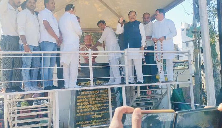जिला कांग्रेस कमेटी द्वारा महात्मा गांधीजी को दी पुष्पाजंली