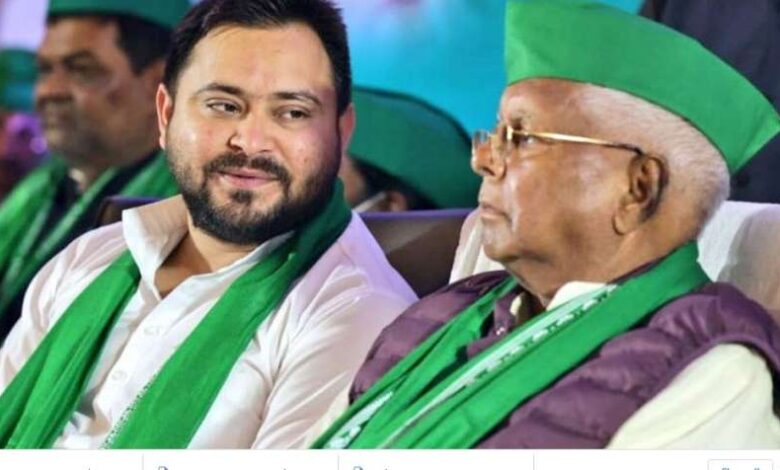 बिहार में नीतीश कुमार के बहाने तेजस्वी और लालू यादव लगा रहे हैं प्रेशर पॉलिटिक्स पर दांव बिहार में नीतीश कुमार के बहाने तेजस्वी और लालू यादव लगा रहे हैं प्रेशर पॉलिटिक्स पर दांव