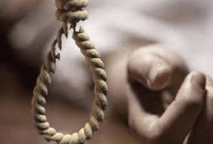 स्कूल के वार्षिकोत्सव में शामिल होकर लौटा फिर 12वीं कक्षा के छात्र ने कर ली खुदकुशी स्कूल के वार्षिकोत्सव में शामिल होकर लौटा फिर 12वीं कक्षा के छात्र ने कर ली खुदकुशी
