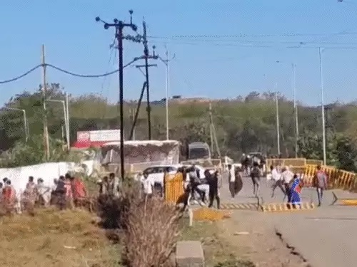 पीथमपुर में फैक्ट्री पर पथराव, गाड़ियों के कांच फोड़े
