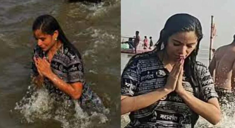 मौनी अमावस्या के दिन पूनम पांडे ने लगाई संगम में डुबकी मौनी अमावस्या के दिन पूनम पांडे ने लगाई संगम में डुबकी