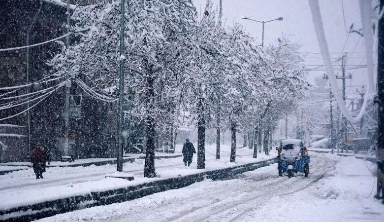 कश्मीर में बर्फबारी से लोगों की हालत खराब कश्मीर में बर्फबारी से लोगों की हालत खराब