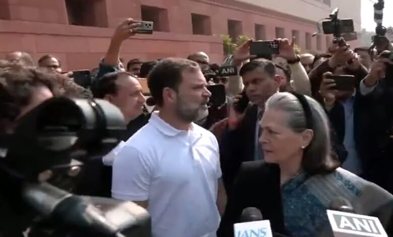नेशनल हेराल्ड केस: सोनिया और राहुल गांधी को नोटिस जारी नेशनल हेराल्ड केस: सोनिया और राहुल गांधी को नोटिस जारी