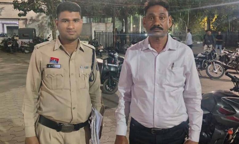 पुलिसवालों को साथी हवलदार ने सस्ते में जमीन दिलाने के नाम पर लगाया करोड़ों का चूना, आरोपी गिरफ्तार पुलिसवालों को साथी हवलदार ने सस्ते में जमीन दिलाने के नाम पर लगाया करोड़ों का चूना, आरोपी गिरफ्तार