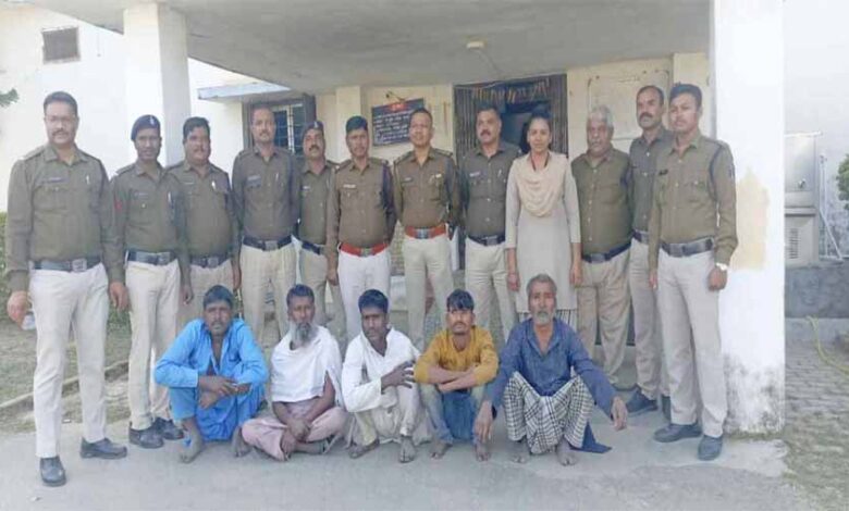 घर में घुसकर दरिंदों ने किया सामूहिक दुष्कर्म, 5 आरोपी गिरफ्तार घर में घुसकर दरिंदों ने किया सामूहिक दुष्कर्म, 5 आरोपी गिरफ्तार