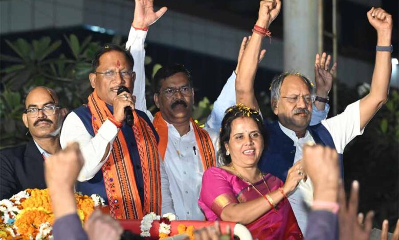रायपुर में मुख्यमंत्री विष्णु देव साय का विशाल रोड शो रायपुर में मुख्यमंत्री विष्णु देव साय का विशाल रोड शो