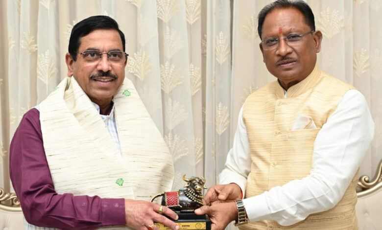 रायपुर : मुख्यमंत्री विष्णुदेव साय ने केंद्रीय मंत्री प्रहलाद जोशी का किया आत्मीय स्वागत रायपुर : मुख्यमंत्री विष्णुदेव साय ने केंद्रीय मंत्री प्रहलाद जोशी का किया आत्मीय स्वागत