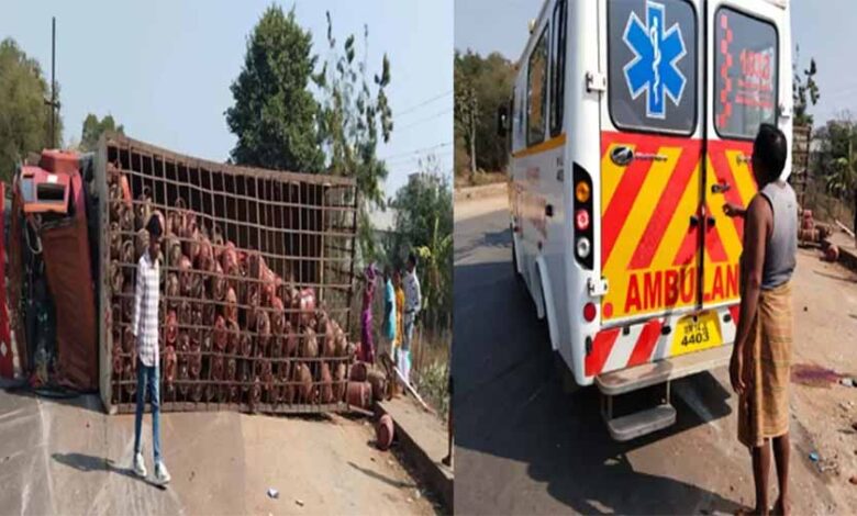 गैस सिलेंडर से भरा ट्रक हाइवे पर पलटा, हादसे में ट्रक चालक की मौत गैस सिलेंडर से भरा ट्रक हाइवे पर पलटा, हादसे में ट्रक चालक की मौत