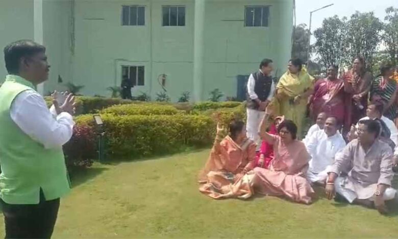 बैज के घर की रेकी को लेकर विधानसभा में कांग्रेस विधायकों ने किया जमकर हंगामा , 29 विधायक निलंबित बैज के घर की रेकी को लेकर विधानसभा में कांग्रेस विधायकों ने किया जमकर हंगामा , 29 विधायक निलंबित