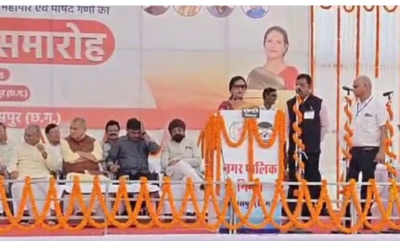 पढ़ नहीं पाई,लड़ खड़ा गईं महापौर…..आखिर कलेक्टर को सिखाना पड़ा,की शपथ कैसे लेते है पढ़ नहीं पाई,लड़ खड़ा गईं महापौर…..आखिर कलेक्टर को सिखाना पड़ा,की शपथ कैसे लेते है