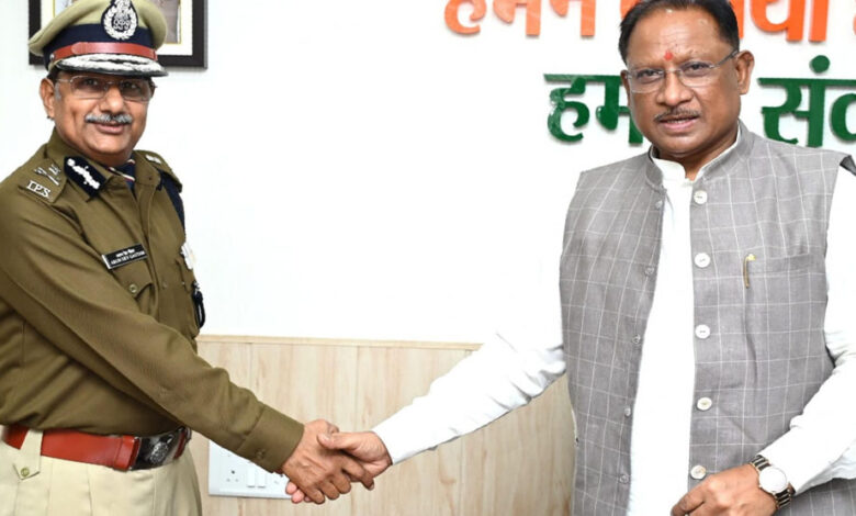 मुख्यमंत्री विष्णुदेव साय से नवनियुक्त पुलिस महानिदेशक अरुण देव गौतम ने की सौजन्य भेंट मुख्यमंत्री विष्णुदेव साय से नवनियुक्त पुलिस महानिदेशक अरुण देव गौतम ने की सौजन्य भेंट