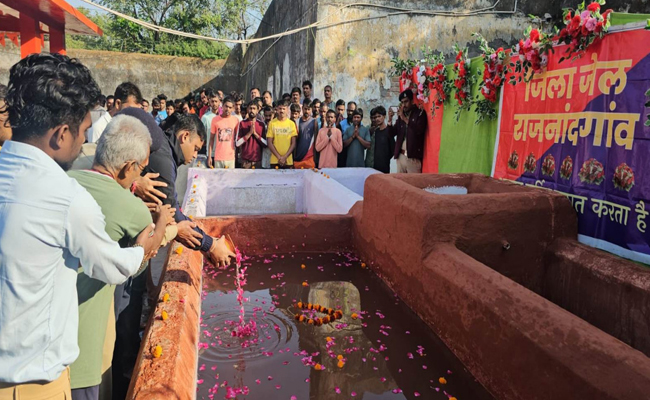 जेल में निरूद्ध 358 बंदियों ने प्रयागराज से लाए गंगा जल की पूजा-अर्चना की एवं किया स्नान जेल में निरूद्ध 358 बंदियों ने प्रयागराज से लाए गंगा जल की पूजा-अर्चना की एवं किया स्नान