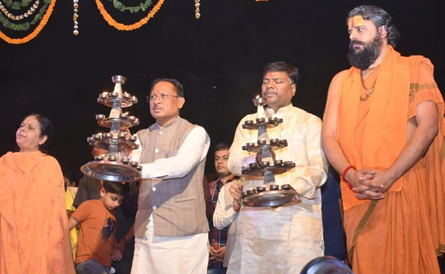 मुख्यमंत्री श्री विष्णुदेव साय ने भगवान श्री राजीव लोचन की पूजा-अर्चना कर प्रदेशवासियों की सुख-समृद्धि की कामना की मुख्यमंत्री श्री विष्णुदेव साय ने भगवान श्री राजीव लोचन की पूजा-अर्चना कर प्रदेशवासियों की सुख-समृद्धि की कामना की