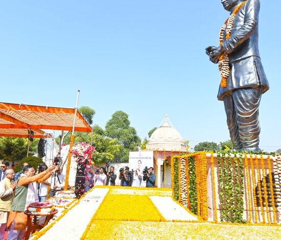 सीएम शर्मा ने पं. उपाध्याय की प्रतिमा पर किया पुष्प अर्पित सीएम शर्मा ने पं. उपाध्याय की प्रतिमा पर किया पुष्प अर्पित