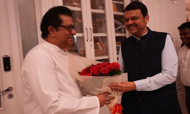 महाराष्ट्र की राजनीति में नया मोड़? ठाकरे से मिलने पहुंचे सीएम फडणवीस महाराष्ट्र की राजनीति में नया मोड़? ठाकरे से मिलने पहुंचे सीएम फडणवीस