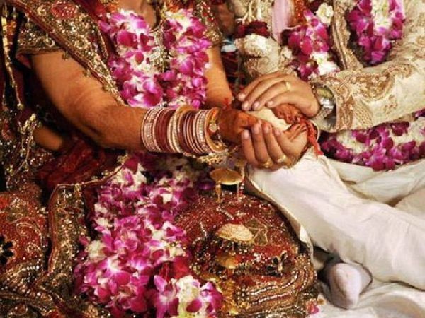 क्या दूल्हा-दुल्हन अपने वचन बना सकते हैं? सनातन धर्म में क्या है शादी की परंपरा जानें ज्योतिष से क्या दूल्हा-दुल्हन अपने वचन बना सकते हैं? सनातन धर्म में क्या है शादी की परंपरा जानें ज्योतिष से
