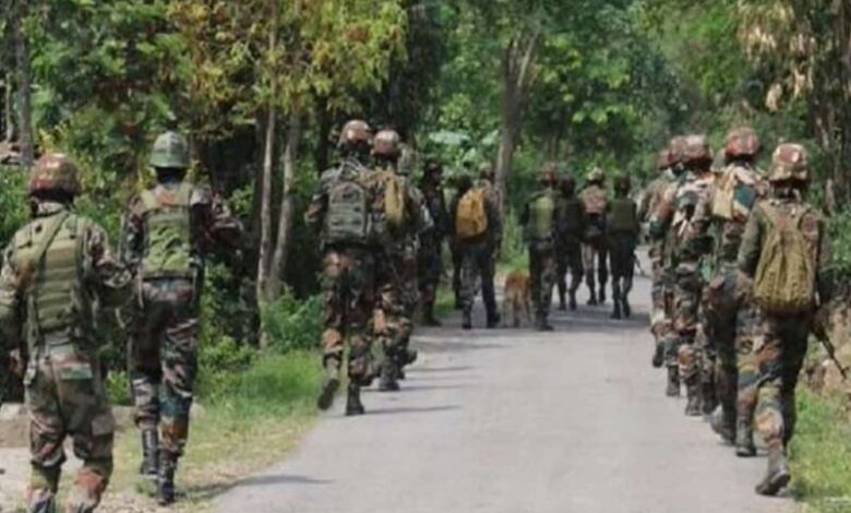 सुरक्षा बलों ने जब्त किया भारी मात्रा में हथियार और गोला-बारूद, नौ उग्रवादी गिरफ्तार सुरक्षा बलों ने जब्त किया भारी मात्रा में हथियार और गोला-बारूद, नौ उग्रवादी गिरफ्तार