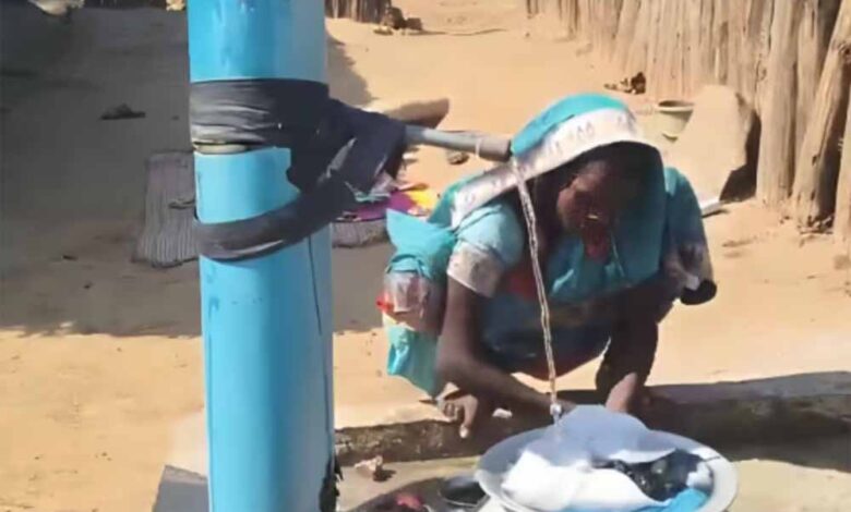 नक्सली प्रभावित चुंचुना गांव के लोगों के लिए आजादी के बाद पहली बार मिला पीने का साफ पानी नक्सली प्रभावित चुंचुना गांव के लोगों के लिए आजादी के बाद पहली बार मिला पीने का साफ पानी