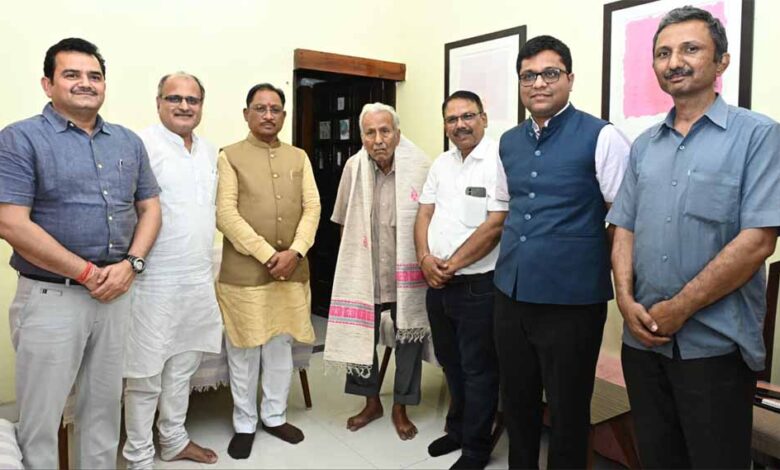 मुख्यमंत्री साय ने साहित्यकार विनोद कुमार शुक्ल के निवास पहुंचकर की उनसे मुलाकात