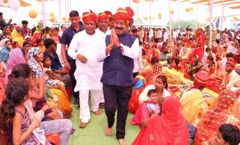 उप मुख्यमंत्री अरुण साव सामूहिक विवाह में हुए शामिल, नवविवाहितों को बधाई और शुभकामनाएं दीं उप मुख्यमंत्री अरुण साव सामूहिक विवाह में हुए शामिल, नवविवाहितों को बधाई और शुभकामनाएं दीं