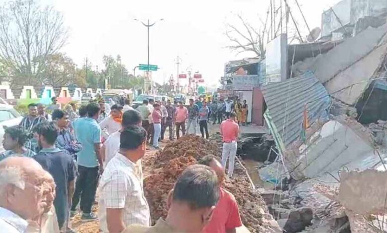 कोरबा में बड़ा हादसा : भर-भराकर गिरी चार दुकानें कोरबा में बड़ा हादसा : भर-भराकर गिरी चार दुकानें